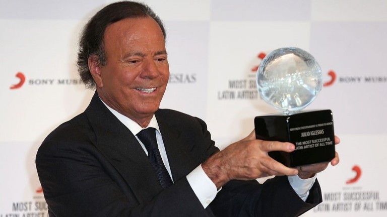 Хулио Иглесиас е обвинен в сексуално насилие от две жени