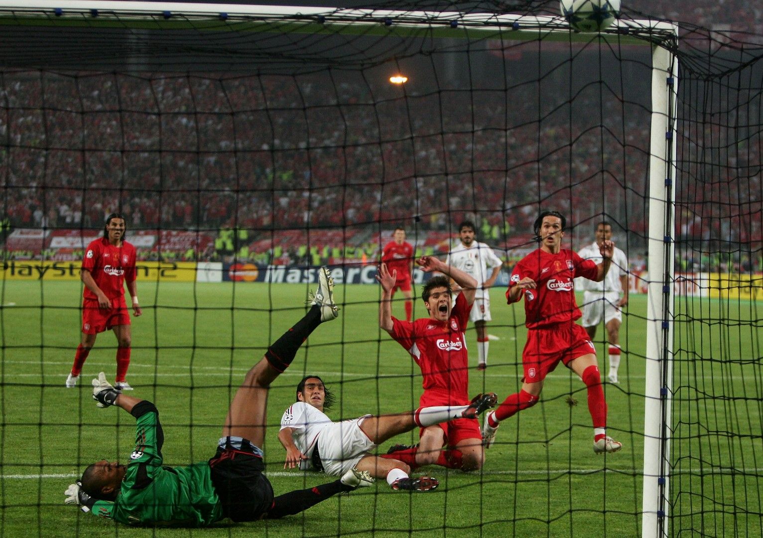 2005 г. Шаби Алонсо бележи третия гол за Ливърпул, за да изравни за 3:3 срещу Милан. Момент, в който личат хиляди думи.