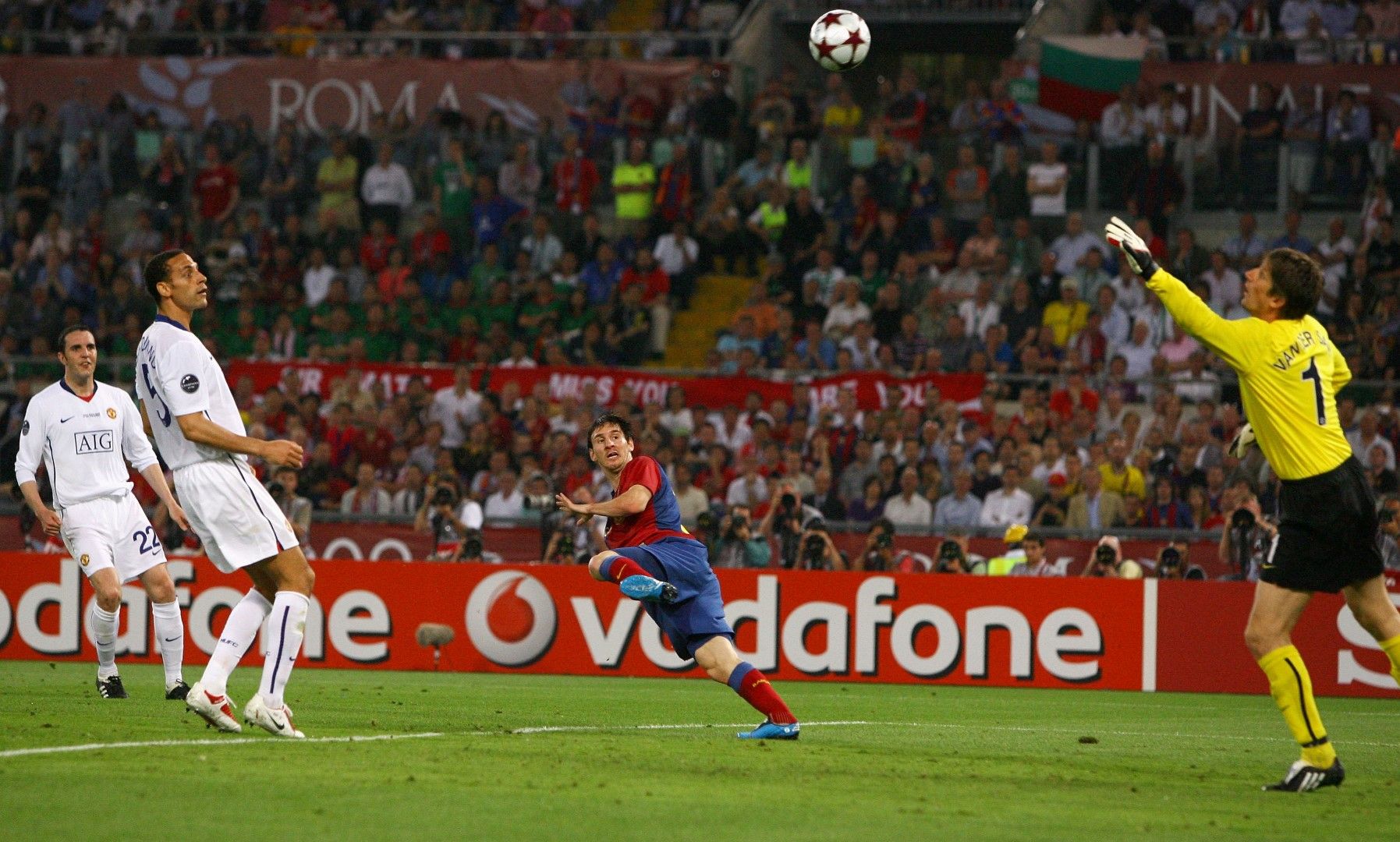 2009 г. Рим. Меси бележи с глава втория гол, с което нещата са ясни - Барселона - Юнайтед 2:0.