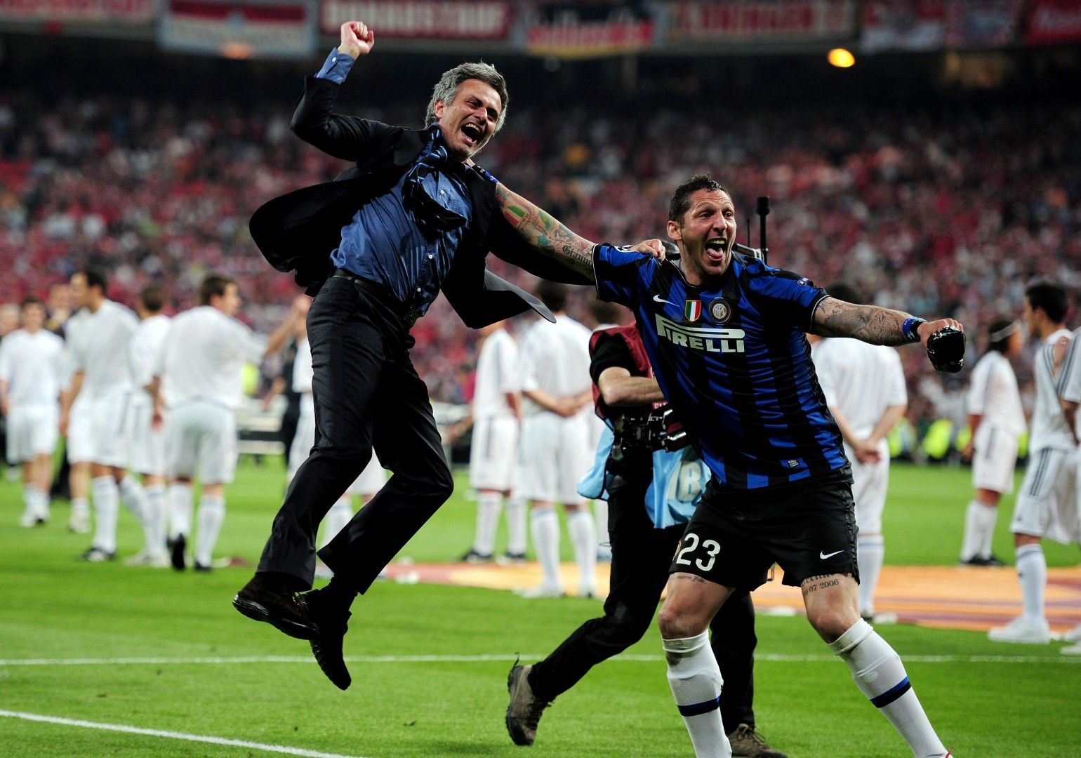 2010 г. Жозе Моуриньо и Марко Матераци ликуват, след като Интер покоси Байерн на финала в Мадрид.