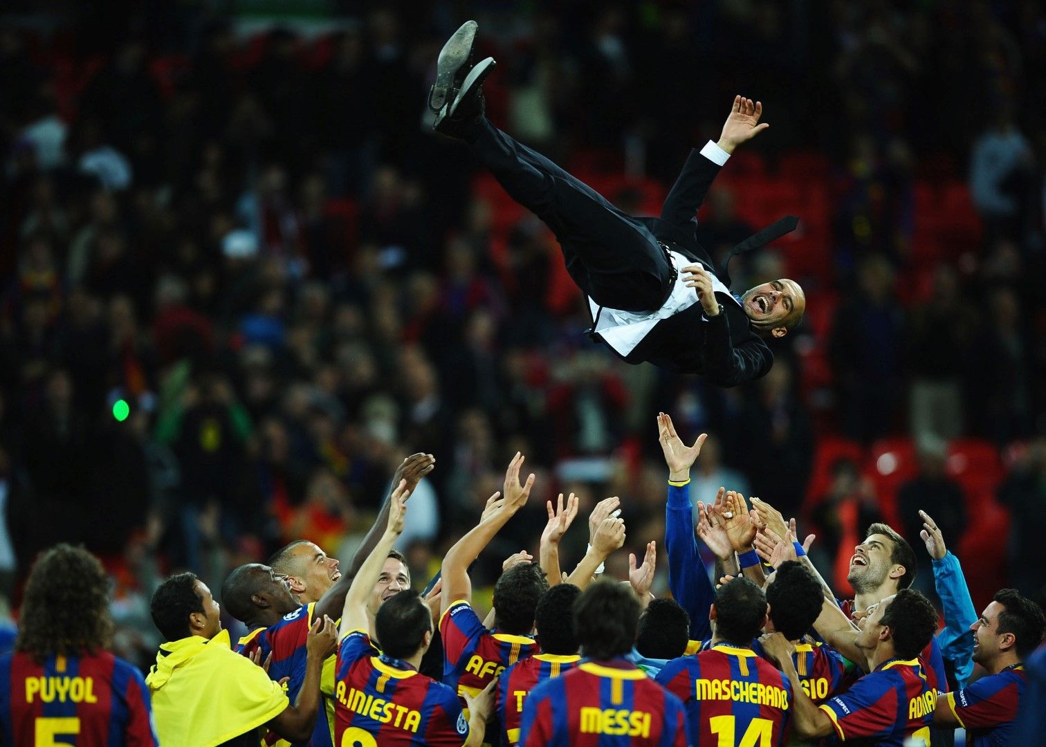 2009 г. Играчите на Барселона отдават дължимото на Пеп Гуардиола след първия от общо два триумфа над Манчестър Юнайтед на финал в Шампионска лига.