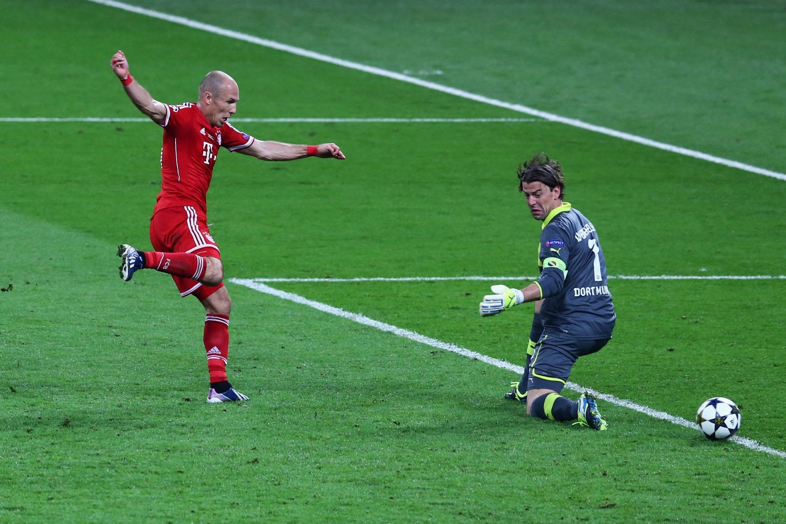 2013 г. Ариен Робен праща топката с болезнено ниска скорост зад Роман Вайденфелер за феновете на Борусия на "Уембли", за да донесе късната победа на Байерн.