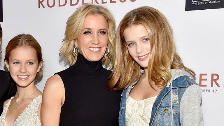 Дъщерята на Фелисити Хъфман отлага колежа заради скандала