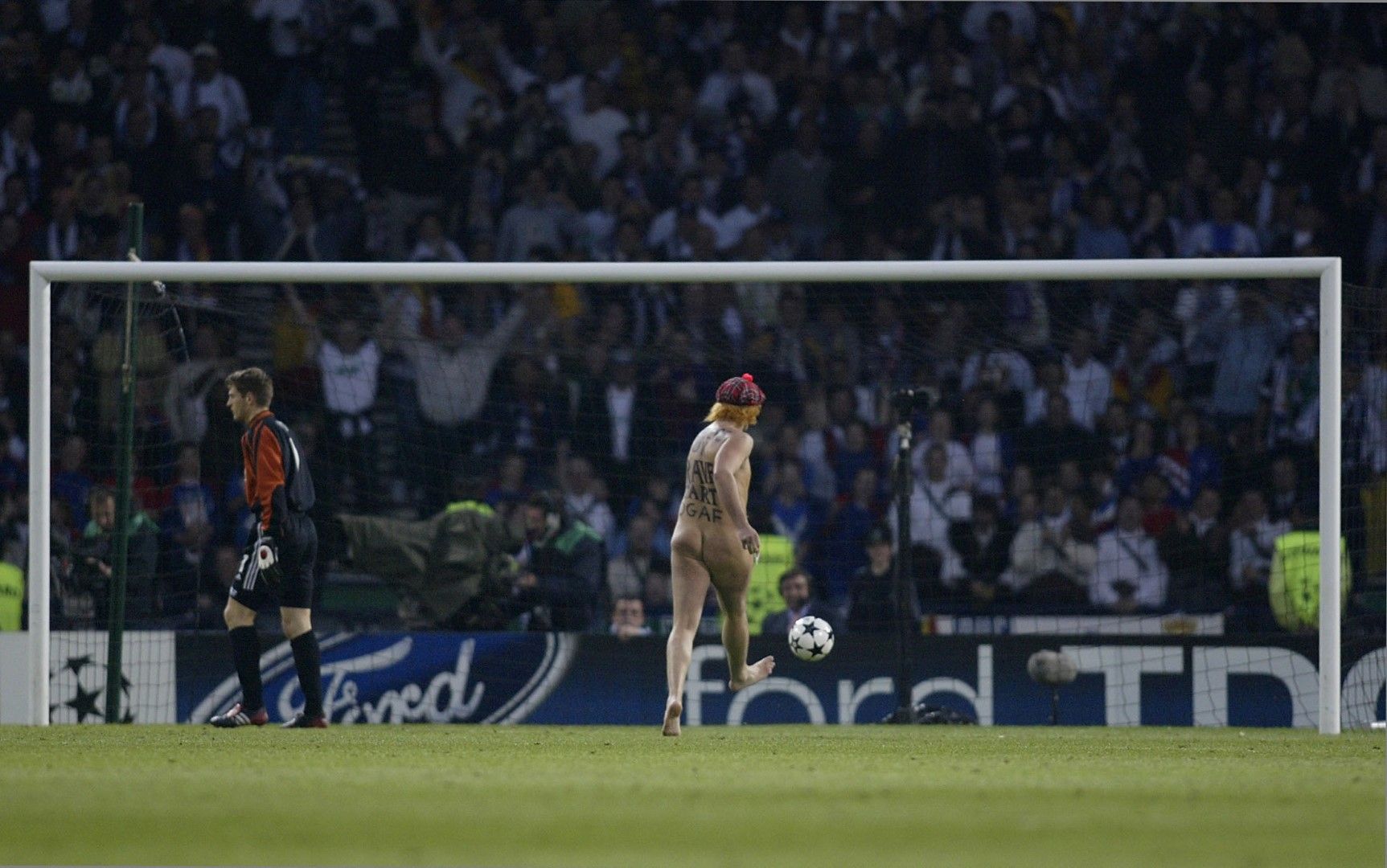 2002 г., Глазгоу. Гол ексцентрик влезе на терена и вкара гол преди началото на второто полувреме. Бербатов не успя да стори същото в края на мача и Леверкузен загуби с 1:2 от Реал.