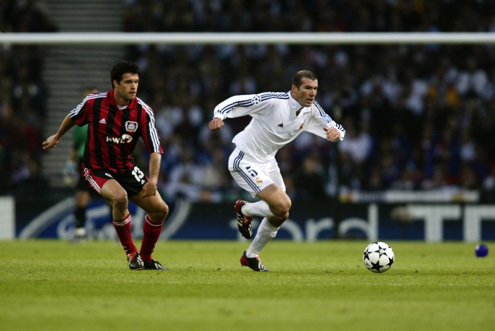 2002 г., Глазгоу. Зинедин Зидан срещу Михаел Балак, двама от най-големите футболисти от поколението в края на миналия и началото на новия век. Зизу вкара паметен гол, с който Реал спечели финала в Шампионската лига с 2:1.