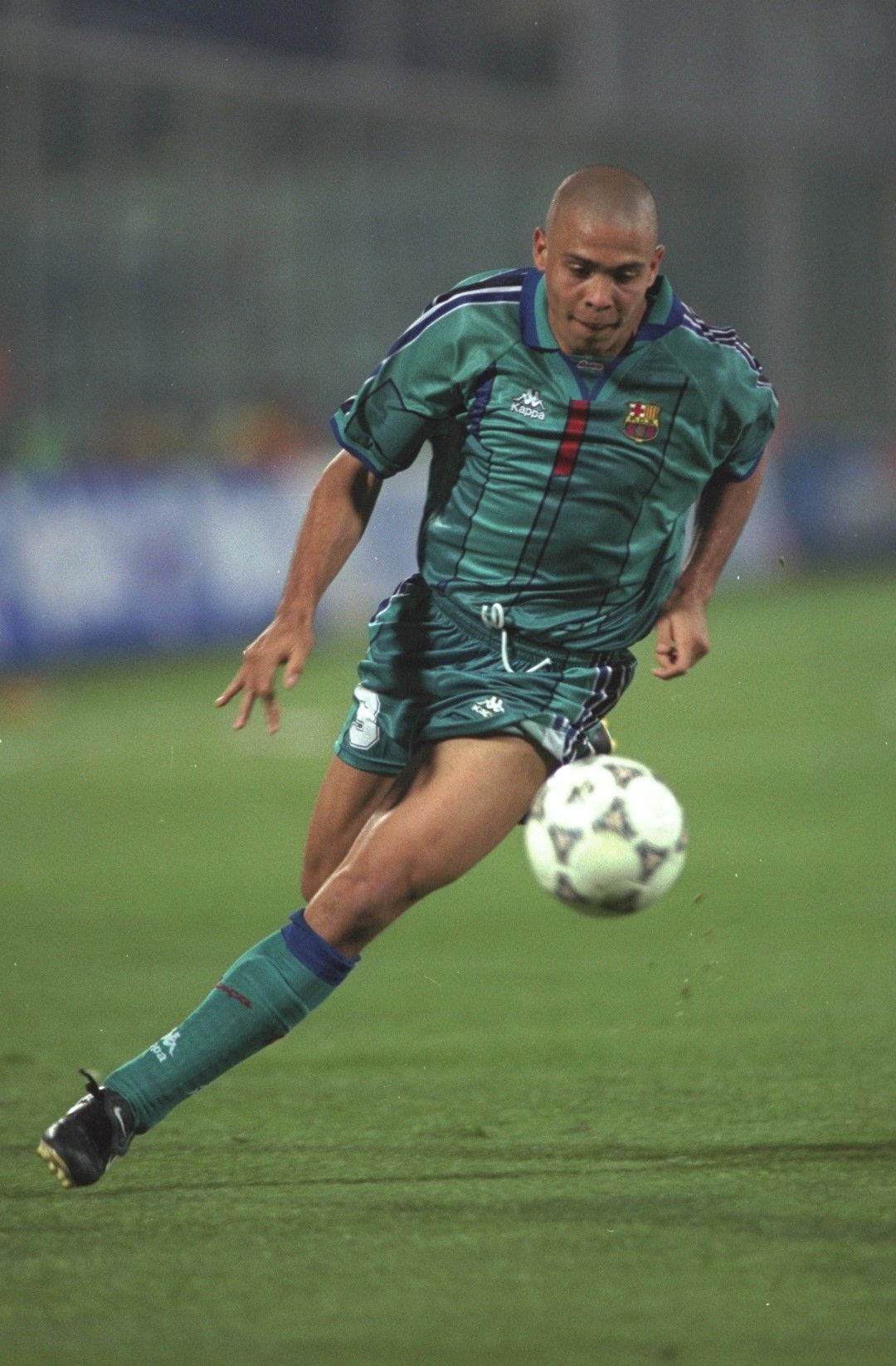 1997 г., Ротердам. Роналдо - Феномена, атакува вратата на ПСЖ с екипа на Барселона. Каталунците спечелиха трофея в КНК с 1:0, а Христо Стоичков записа 5 минути като резерва в третия си и последен европейски финал.