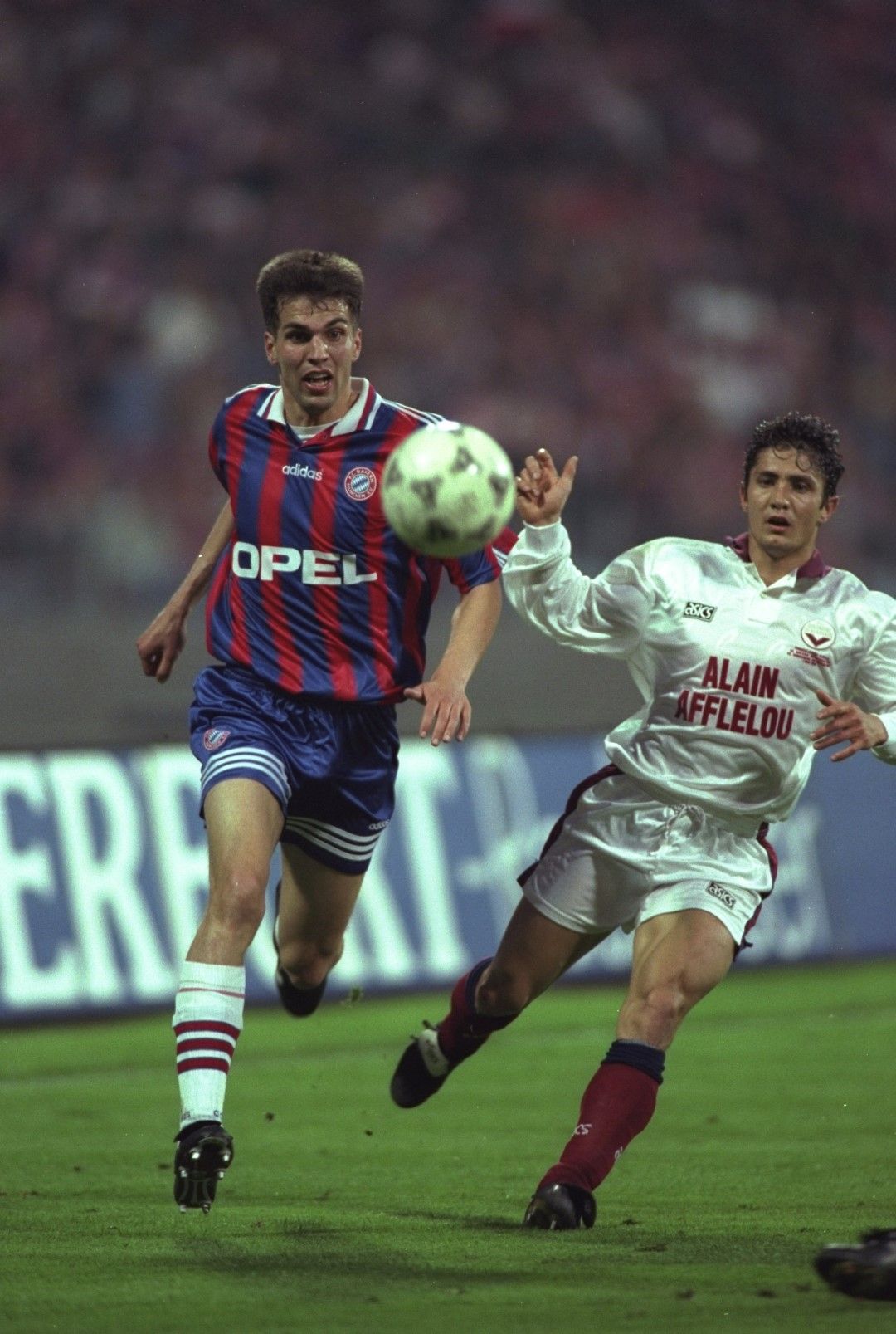 1996 г., Бишенте Лизаразу опитва да спре Маркус Бабел в момент от финала Байерн - Бордо. Костадинов вкара гол в реванша за 3:1, с което стана единственият българин с попадение на финал в Европа.