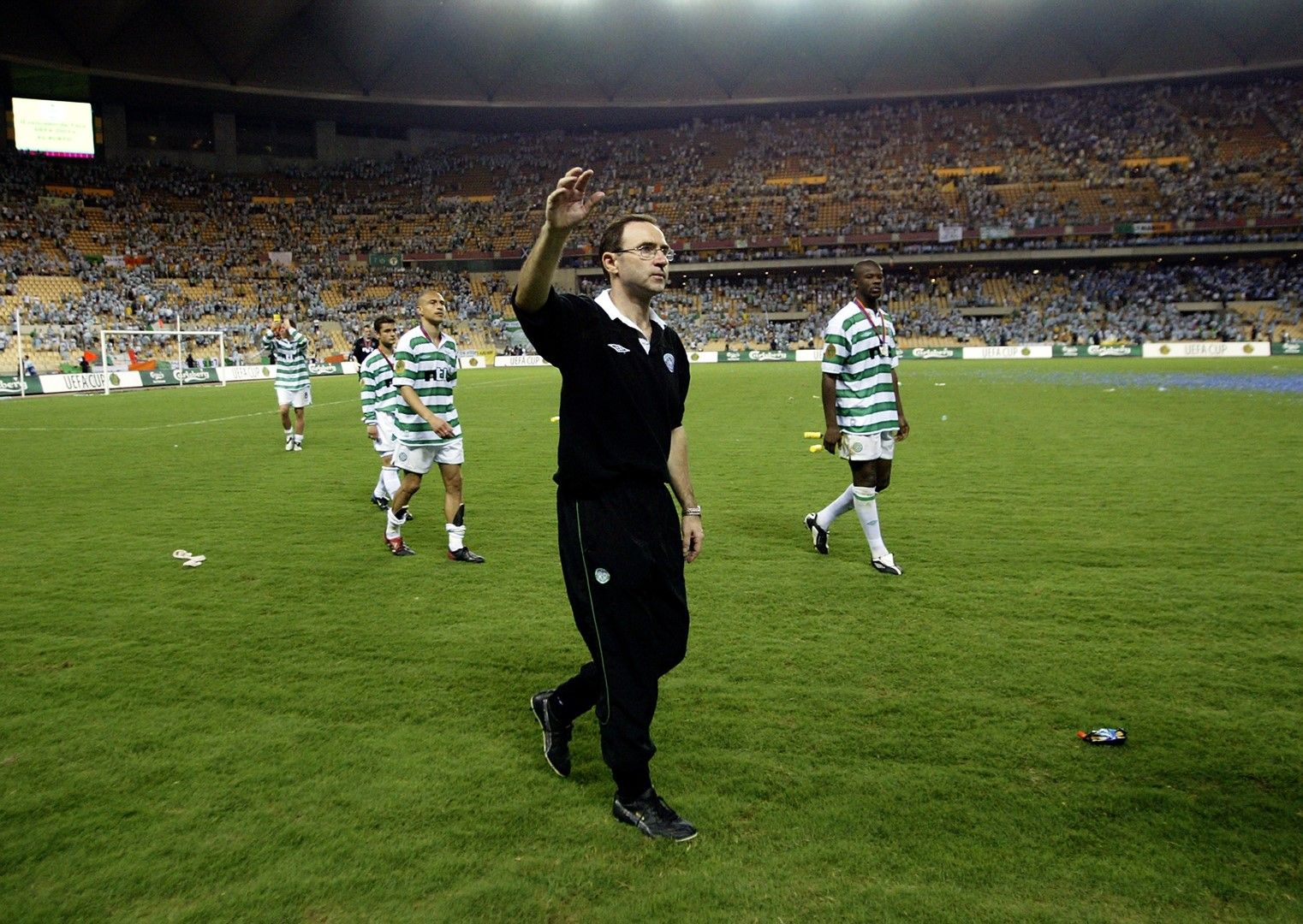 2003 г., Севиля. Мениджърът на Селтик Мартин О`Нийл тъжно поздравява феноменалната публика на отбора след 2:3 от Порто.