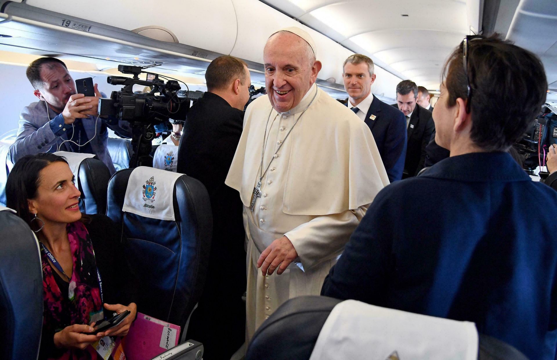 Папата говори с журналисти в самолета, с който пристигна в Румъния