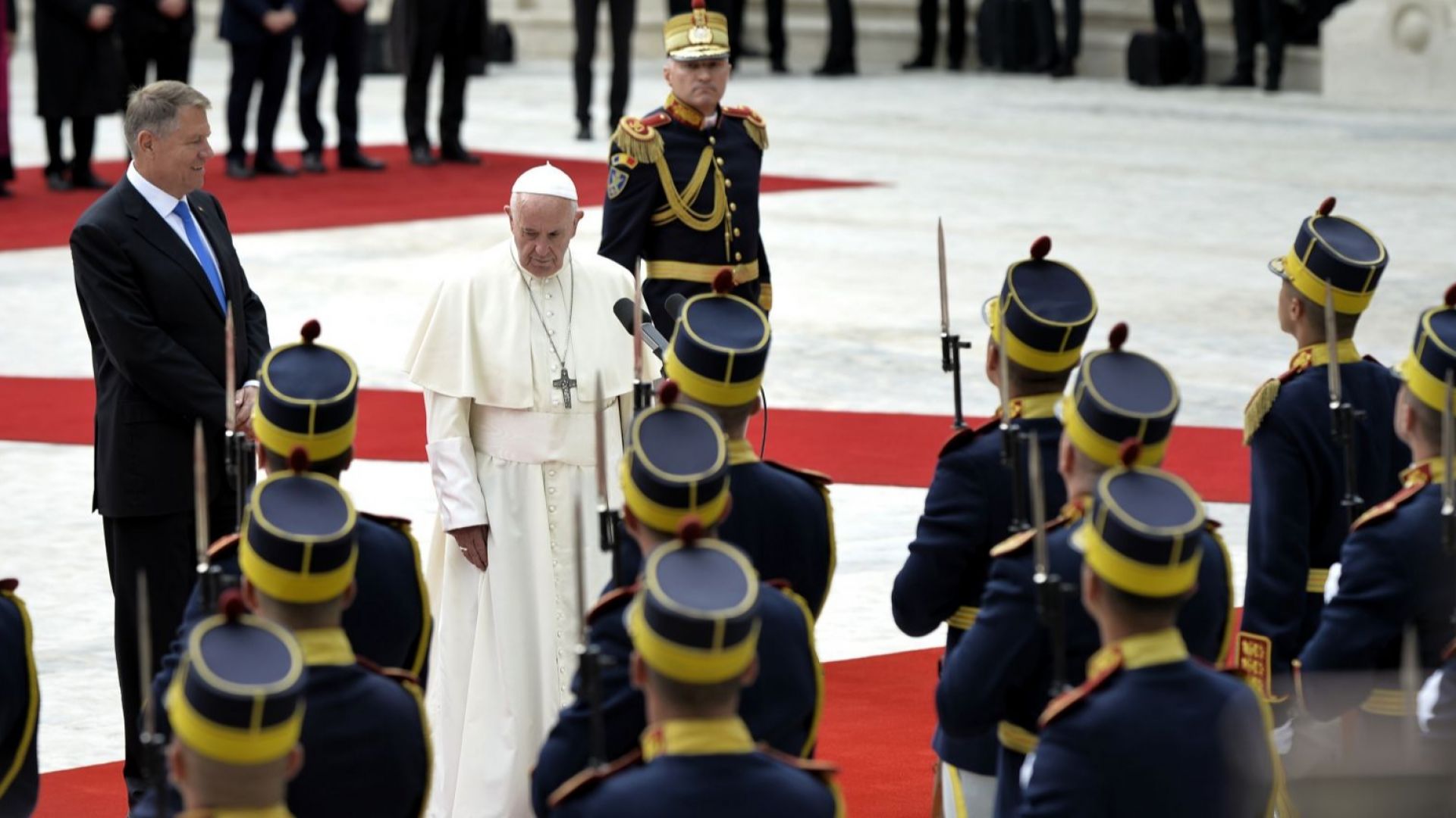 Виж още Папа Франциск пристига на посещение в Румъния