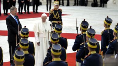 Папата получи 17 подаръка, които представят всички румънци (снимки)