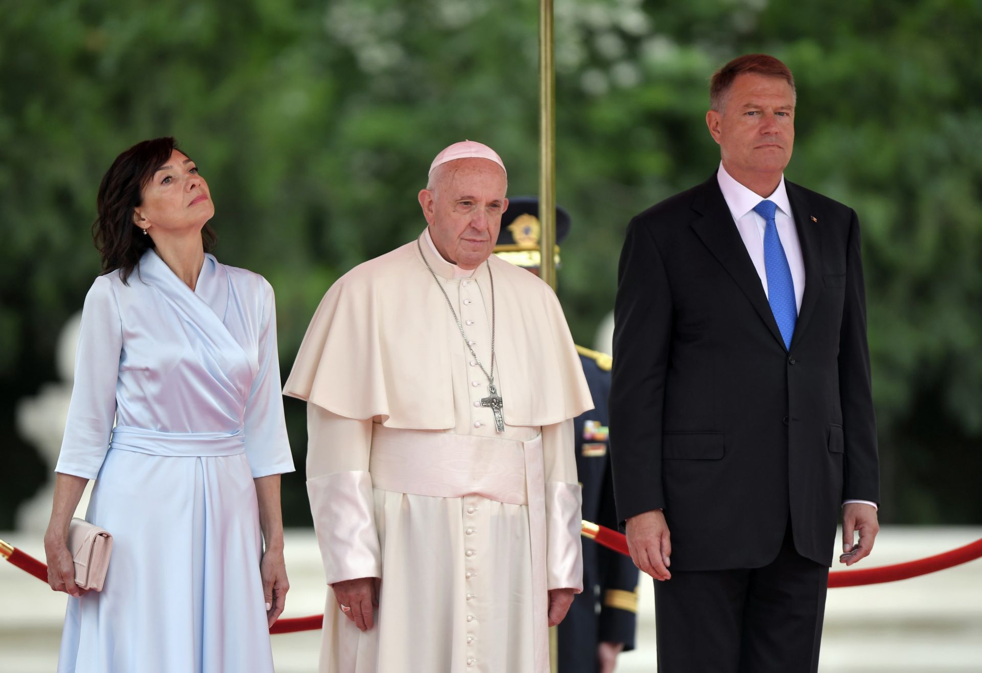 Папа Франциск бе посрещнат с военни почести пред президентския дворец Котрочени, където бяха държавният глава Клаус Йоханис и съпругата му Кармен