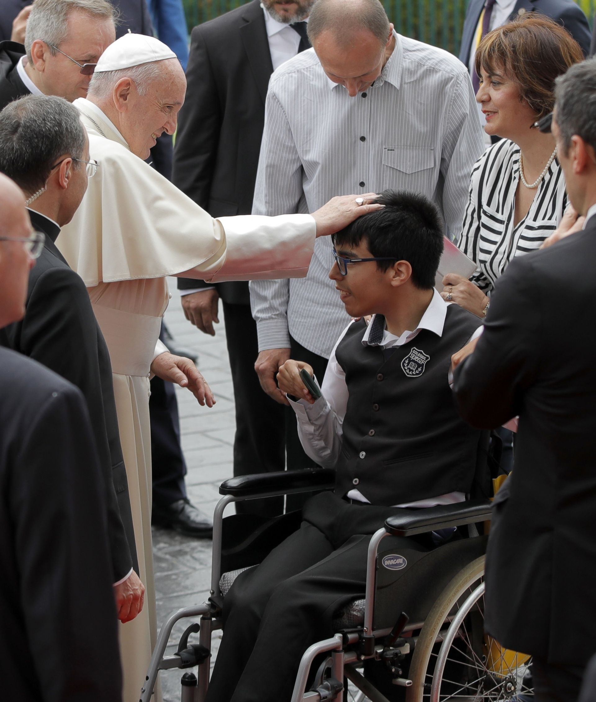 Папата благославя дете, което е сред хората, които го посрещнаха на летището в Букурещ