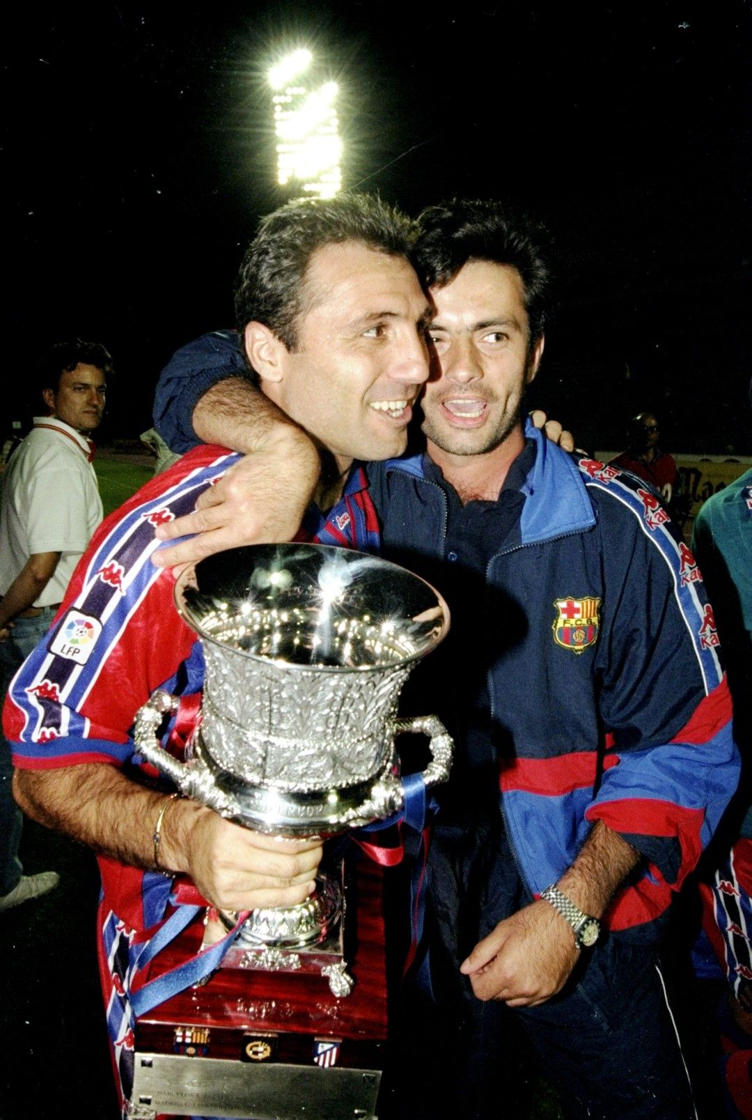 1997 г., Ротердам. Стоичков и Моуриньо празнуват поредния трофей на Барселона - КНК след успех над ПСЖ.