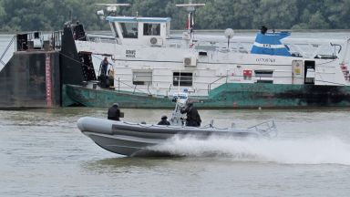 Учение:  Спецчасти обезвредиха завзет от терористи шлеп в Дунав