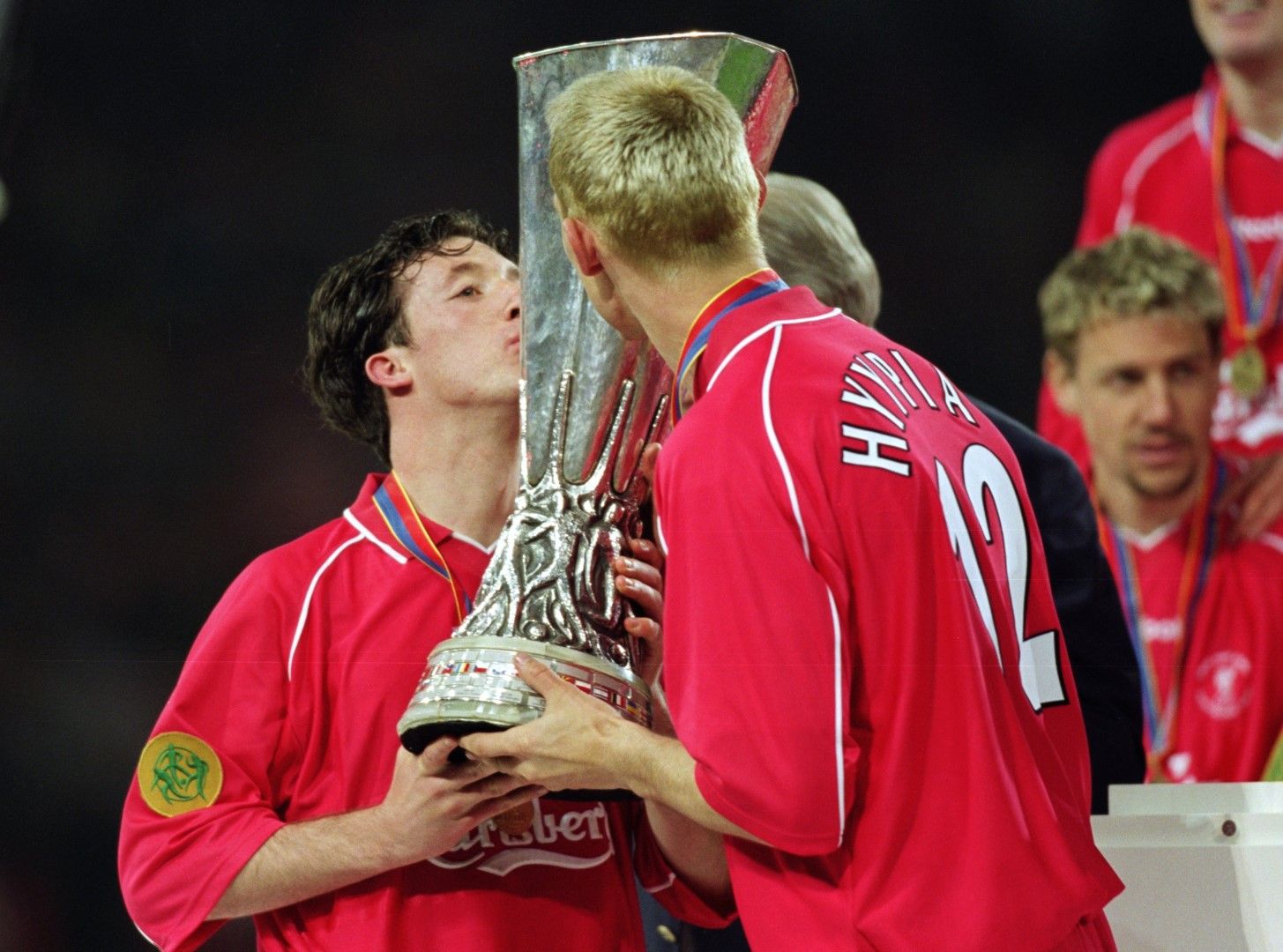 2001 г., Дортмунд. Ливърпул е с Купата на УЕФА след паметната драма и 5:4 над Алавес