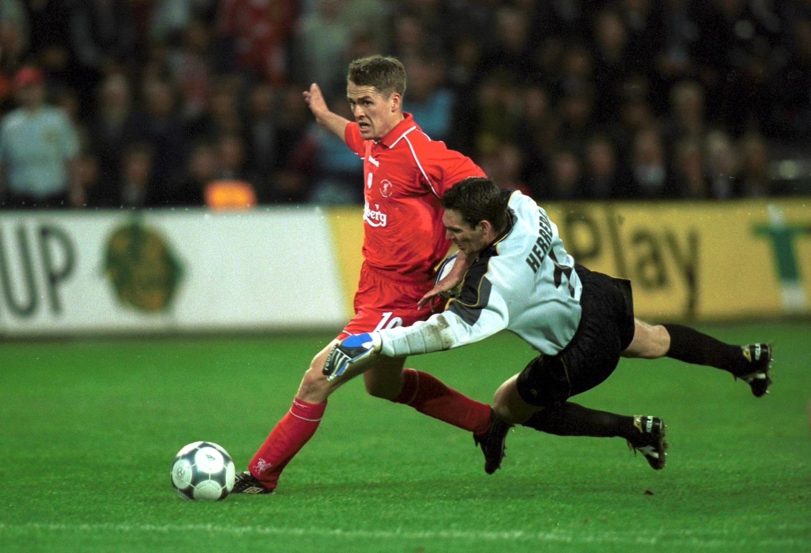 2001 г., Дортмунд. Майкъл Оуен атакува вратата на Алавес в култовия финал, спечелен от Ливърпул с 5:4