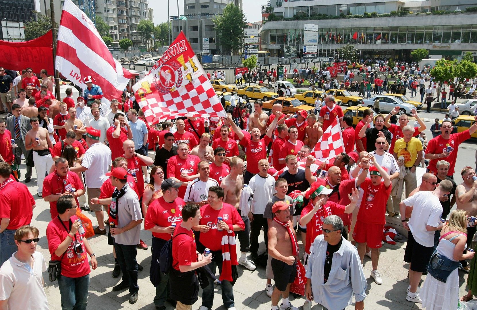 2005 г., Истанбул. Над 100 000 фенове на Ливърпул от цял свят се изсипаха край Босфора, едва половината влязоха на стадиона. Но си струваше и да си по улиците, за да гледаш шоуто