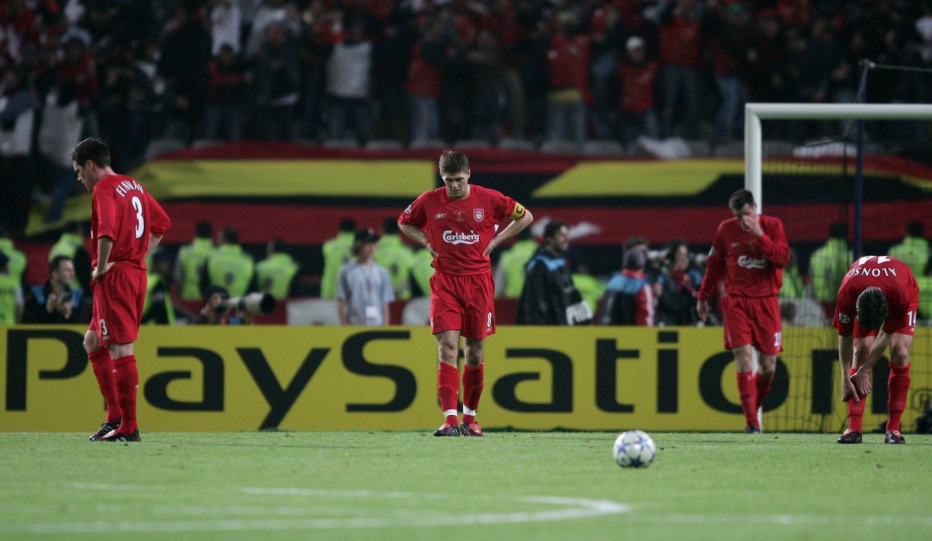 2005 г., Истанбул. Гледката в края на първото полувреме - 0:3 за Милан и отчаяние за Ливърпул