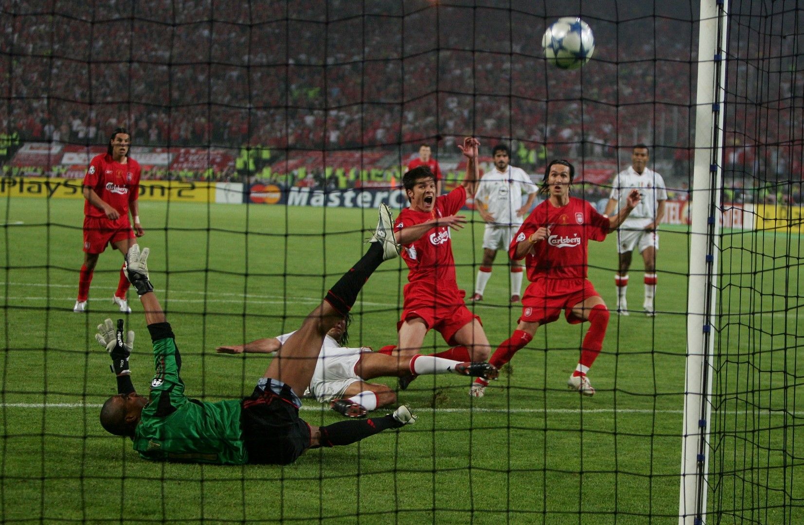 2005 г., Истанбул. Чаби Алонсо бележи за 3:3 и в 6 луди минути Ливърпул е изравнил от 0:3. После спечели и трофея