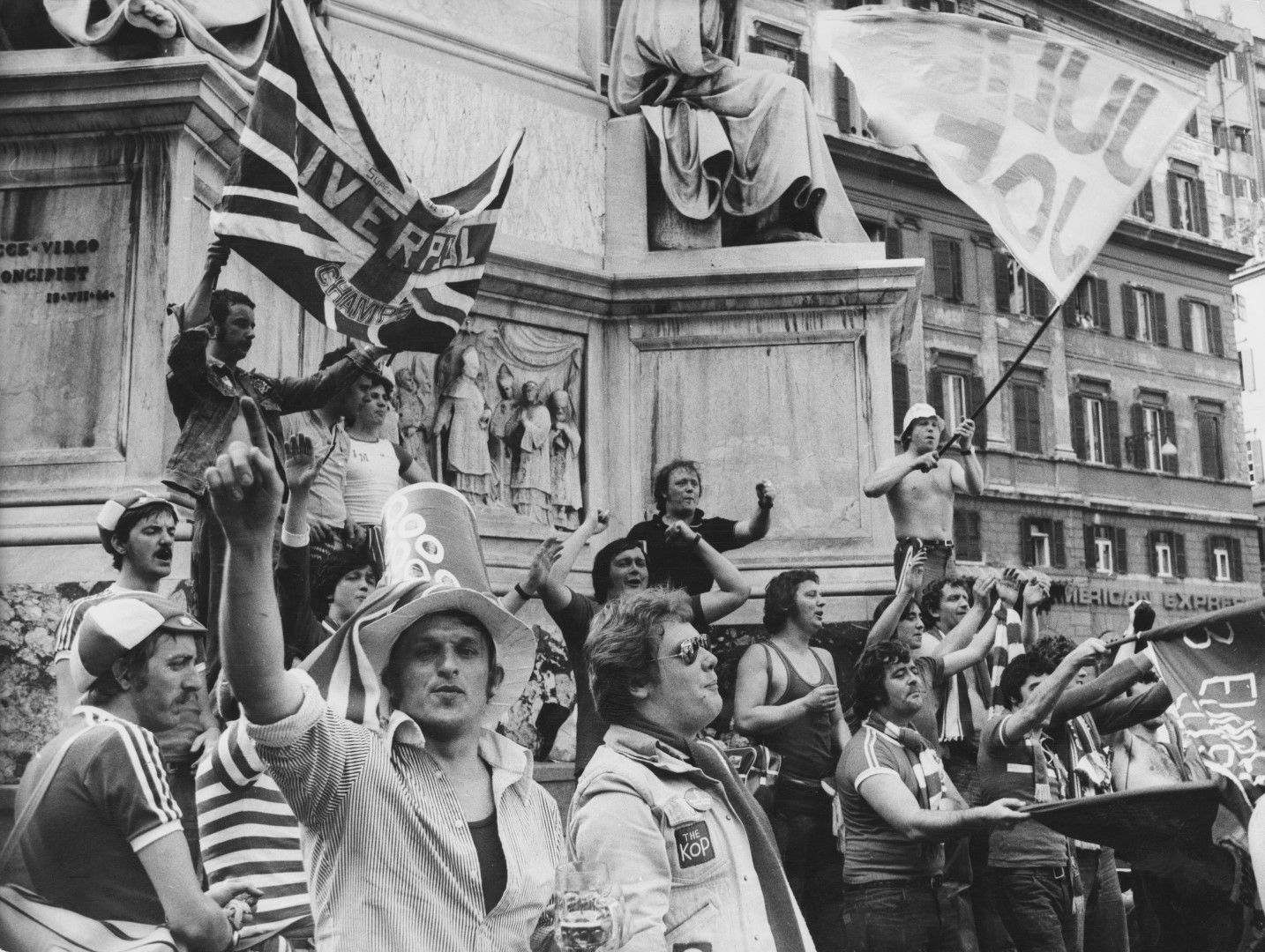 1977 г. - Хиляди пътуват до Рим, за да подкрепят Ливърпул в първия му финал в турнира на шампионите. Победата с 3:1 над Борусия Мьонхенгладбах слага начало на любовната афера на Ливърпул с този турнир