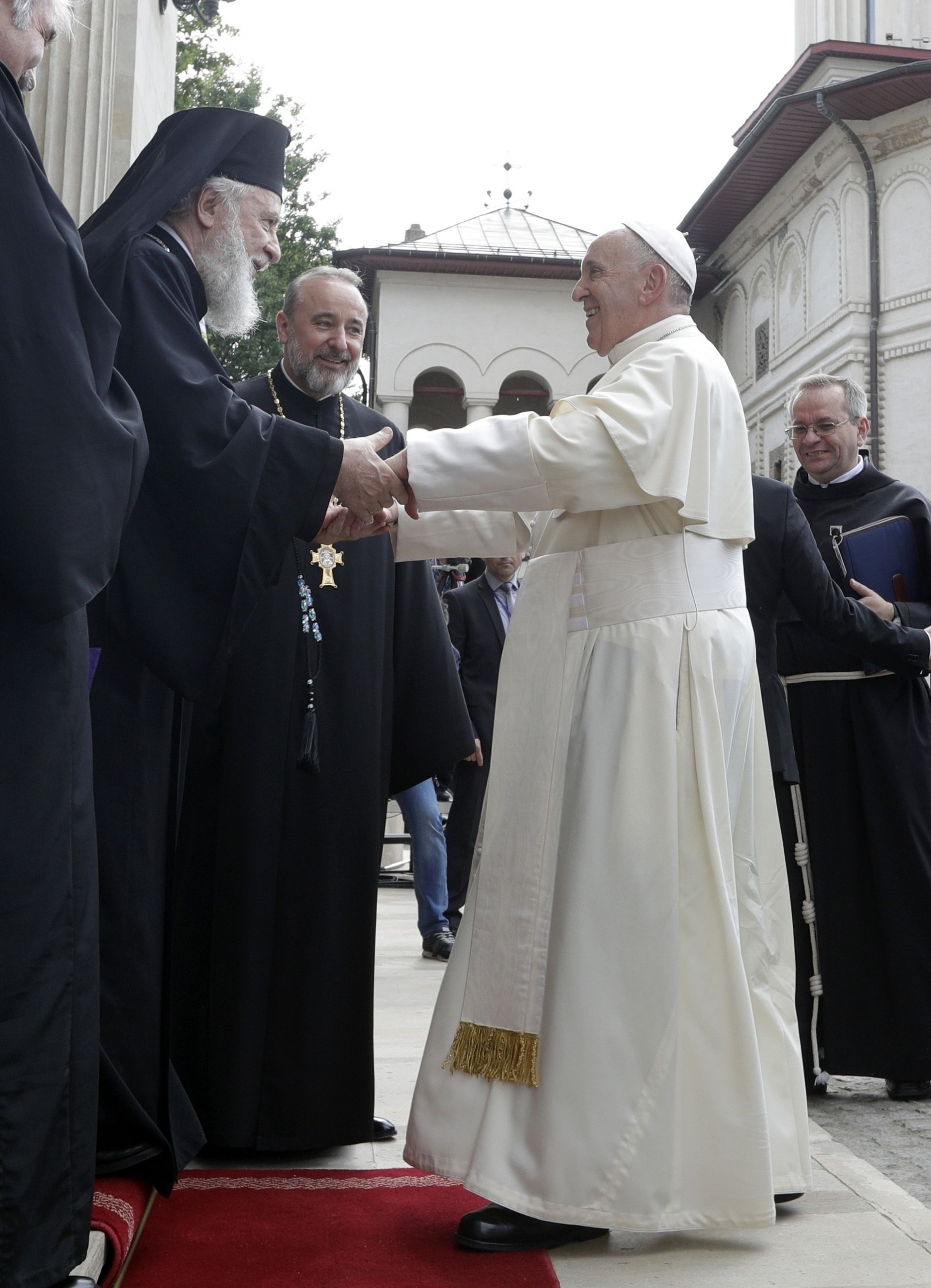 Румънският патриарх Даниел посрещна папа Франциск 
