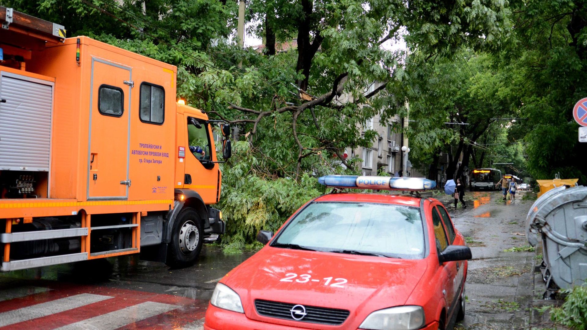 Селища без ток паднали дървета и непроходими булеварди това