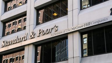 S&P предупреди за високи наказателни лихви по заеми и затегнато кредитиране