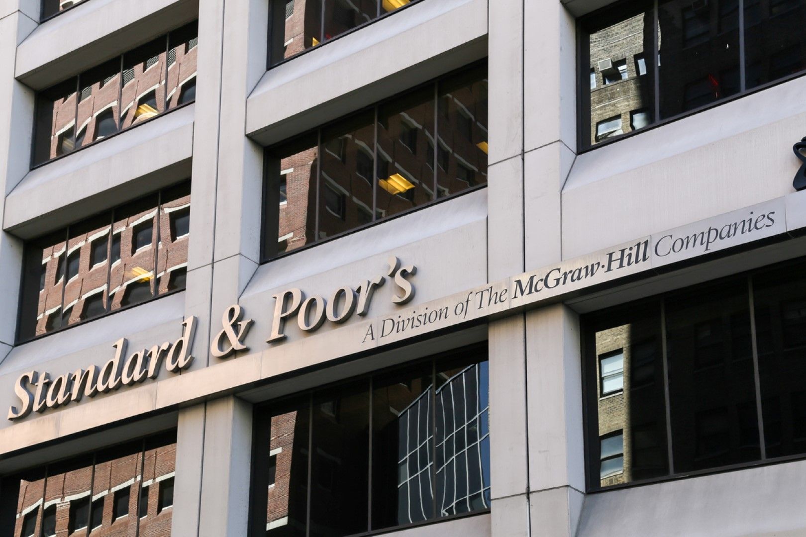S&P предупреди за високи наказателни лихви по заеми и затегнато кредитиране