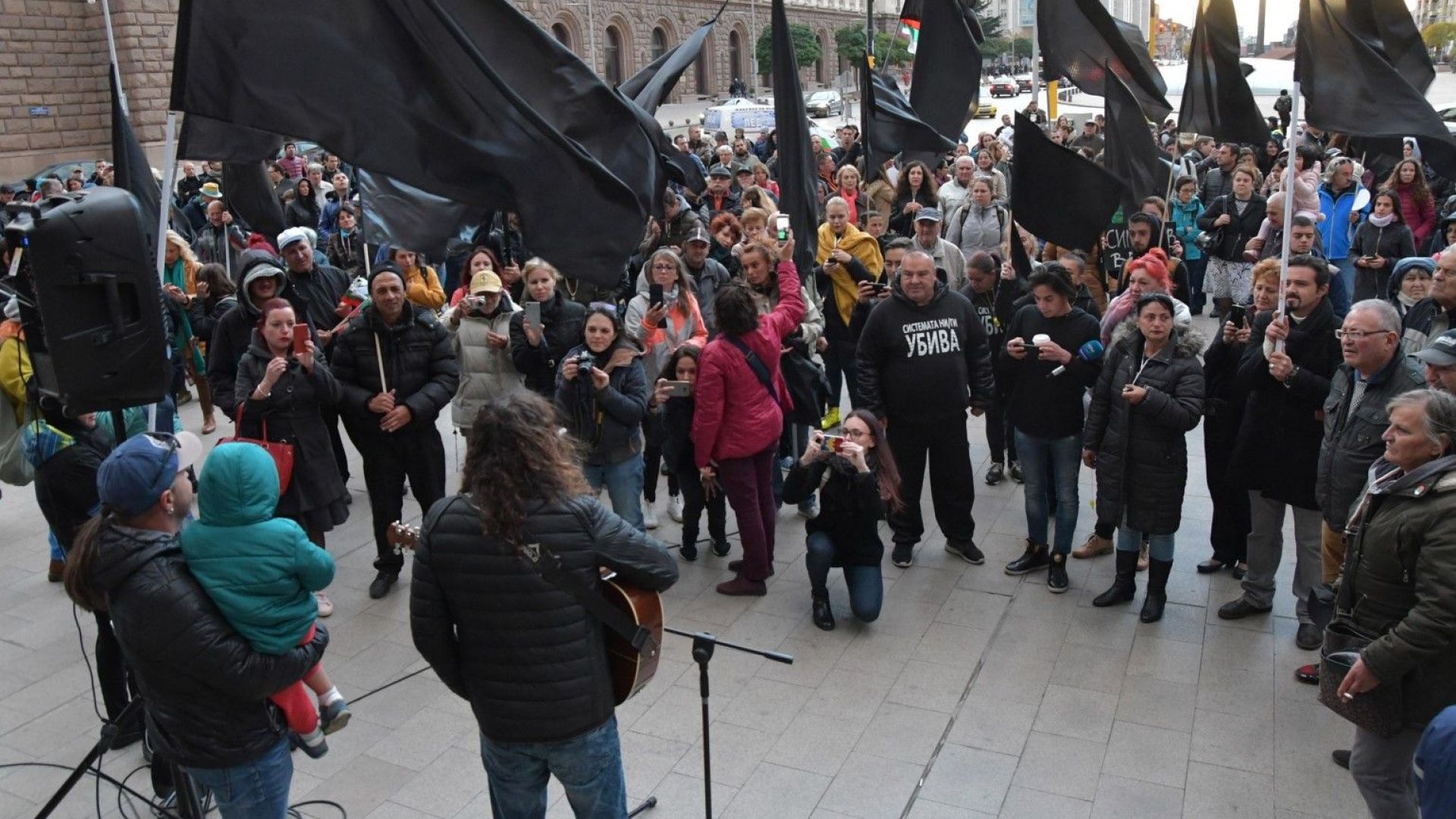 Майки на деца с увреждания отново протестират пред Министерски съвет