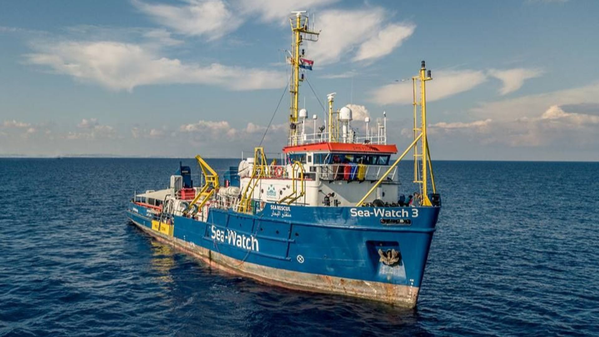 Италианските власти съобщиха че корабът Сий уоч 3 който спасява