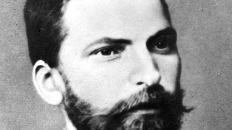 Група русенци реставрират гробницата на Захари Стоянов със собствени средства.