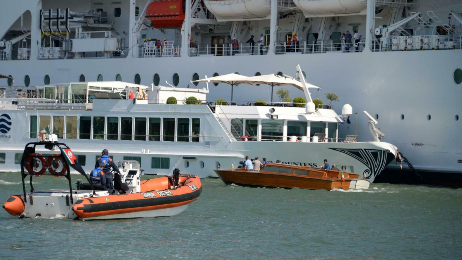 Круизен кораб се удари в кей и в туристическо корабче