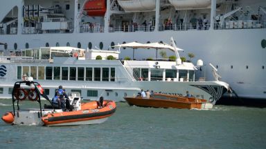 Круизен лайнер се удари в кей и в друг кораб във Венеция, има ранени (видео и снимки)