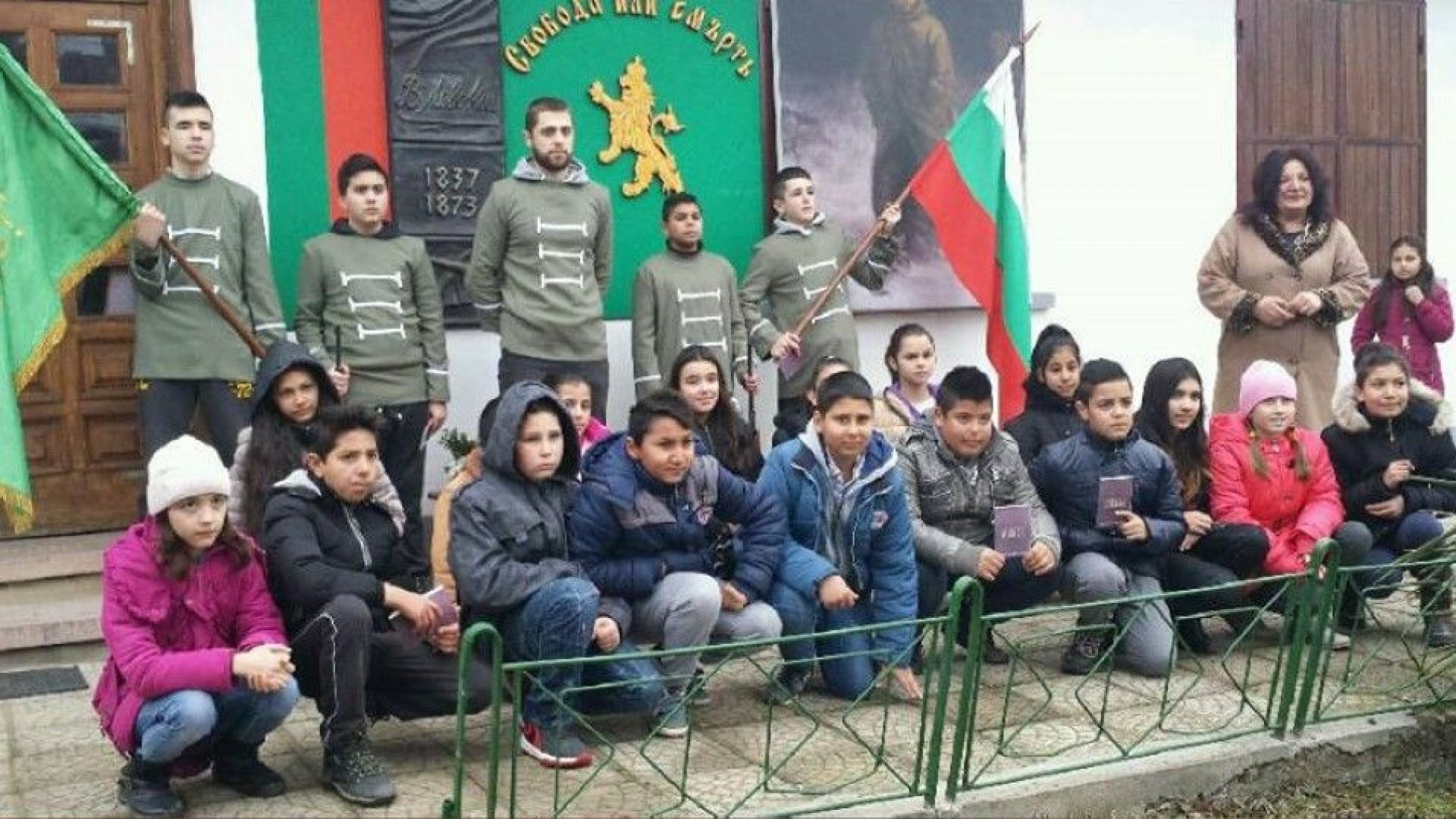 С учениците от клуб "Родолюбие и предприемчивост" в СУ "Неофит Рилски" в село Дерманци