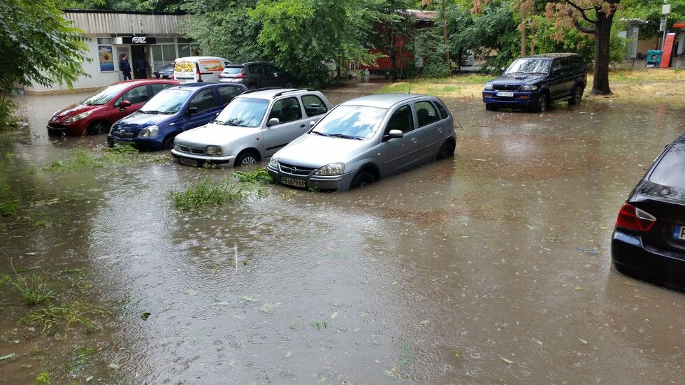 Десетки автомобили закъсаха под водата