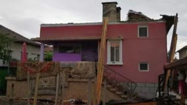 Мълния изпепели покрива на къща в Казанлък (снимки)