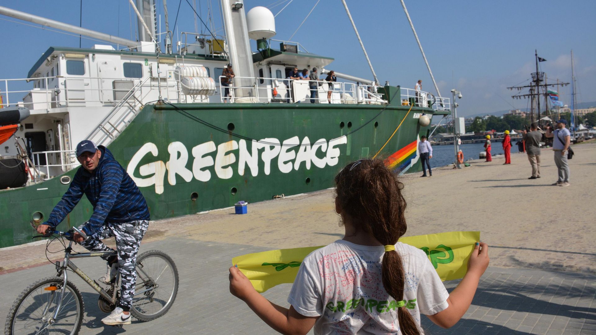 Ветроходът Rainbow Warrior акостира във Варна днес и ще остане