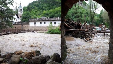 Бурята разруши и емблематичния дървен мост край Дряновския манастир