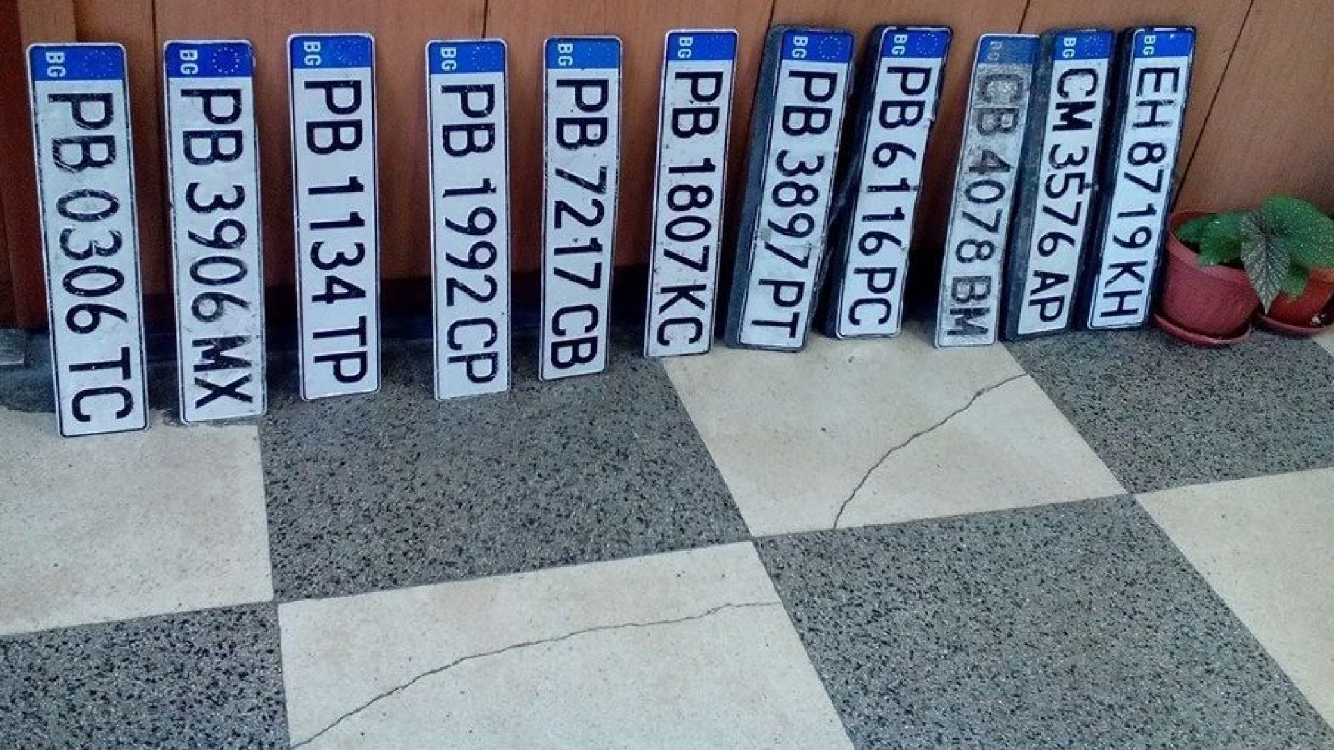 20 регистрационни номера на автомобили изплуваха от наводнението в Пловдив