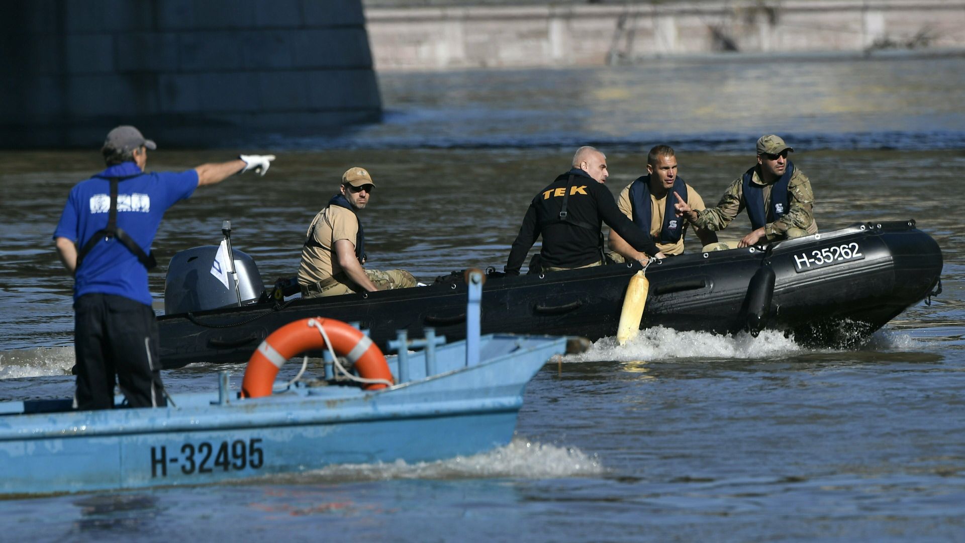 Южнокорейски гмуркачи спасители направиха днес пробни гмуркания в река Дунав