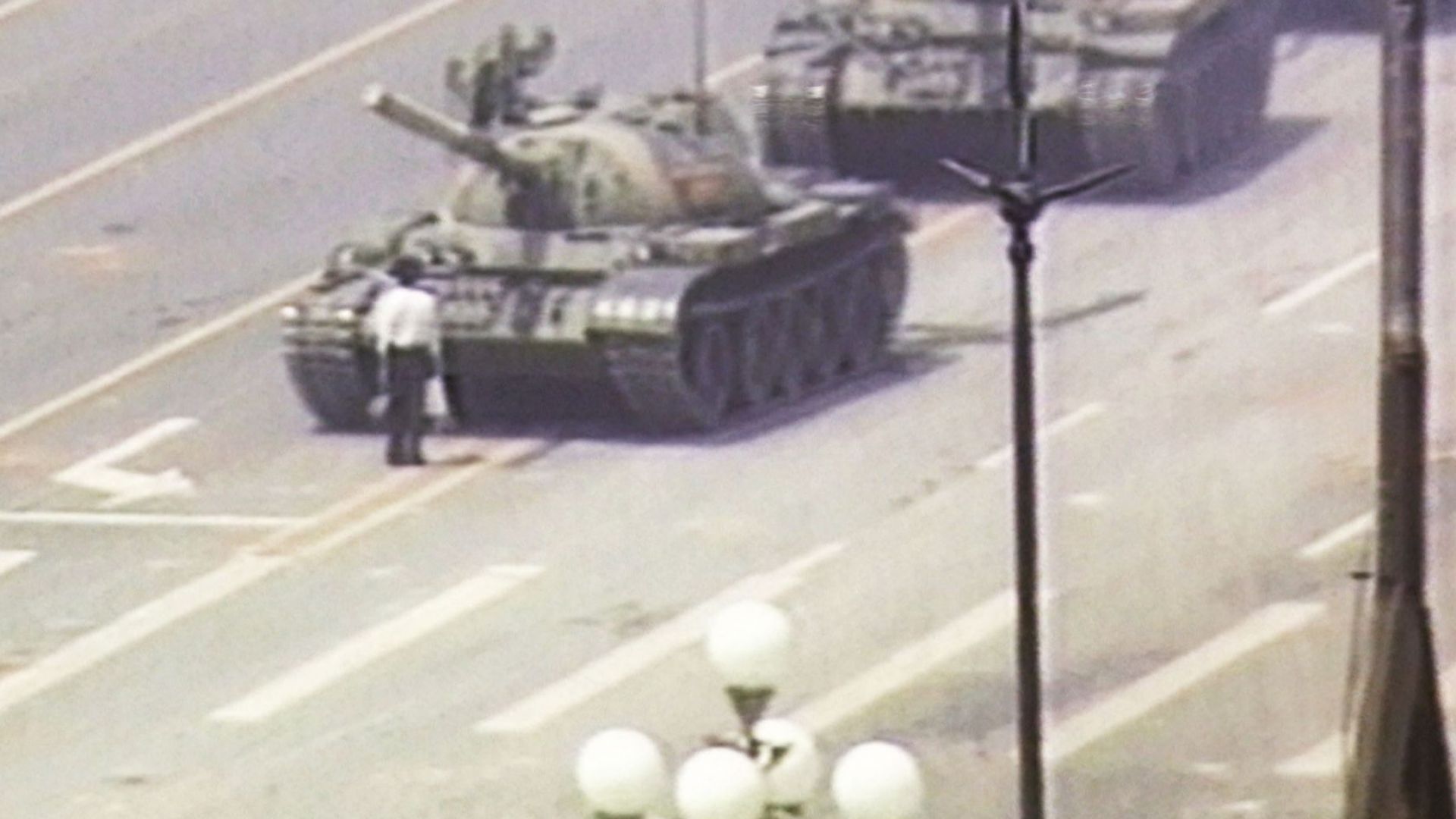 Тридесет години след като избягаха от куршумите и танковете изгнаниците