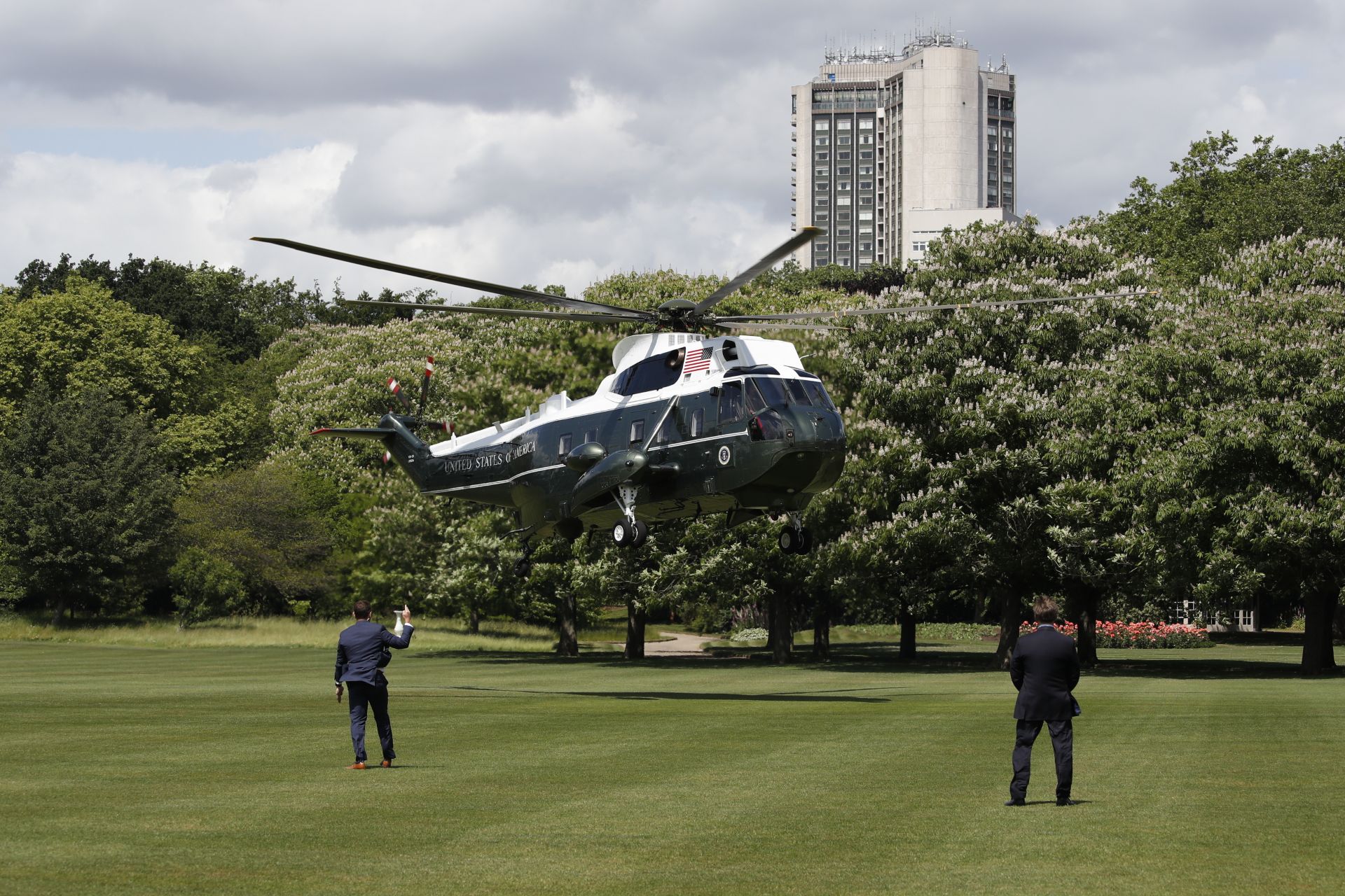 А по-късно те кацнаха с хеликоптер край Бъкингамския дворец, където ги очаква кралицата