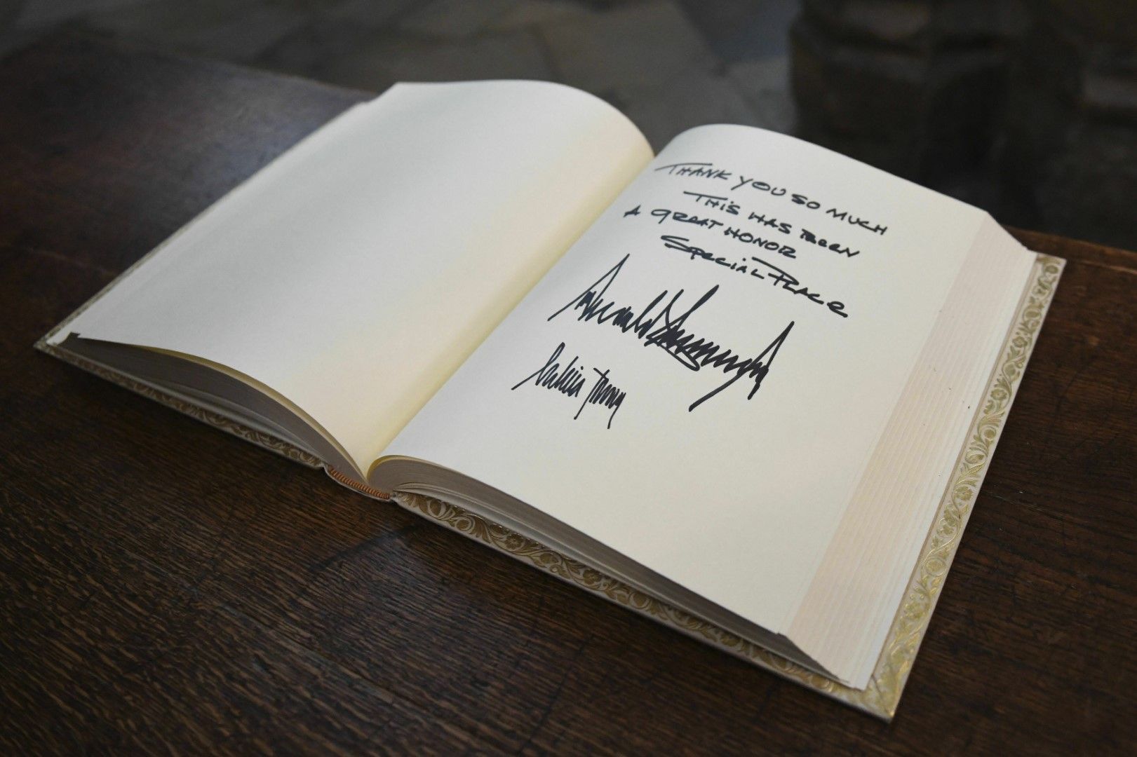 Доналд Тръмп се разписа в посетителската книга в Уестминстърското абатство в центъра на Лондон