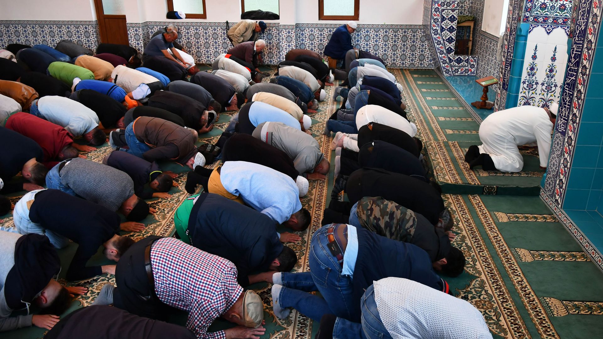 Общите молитви в джамиите включително и петъчните молитви за мюсюлманите