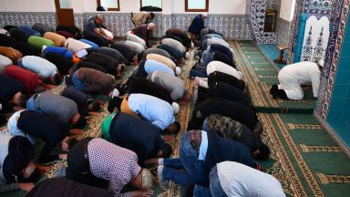 Отмениха молитвите в джамии и католически храмове у нас 