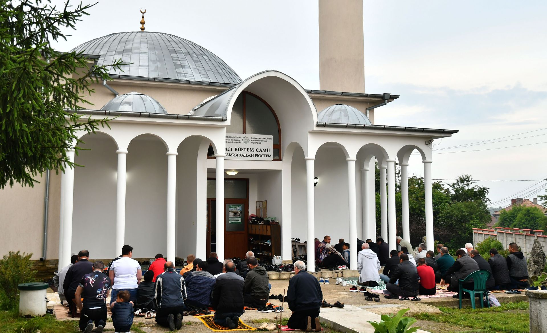 С празнична молитва намаз, рано сутринта в джамията "Хаджи Рюстем" в Исперих започна свещеният за мюсюлманите празник