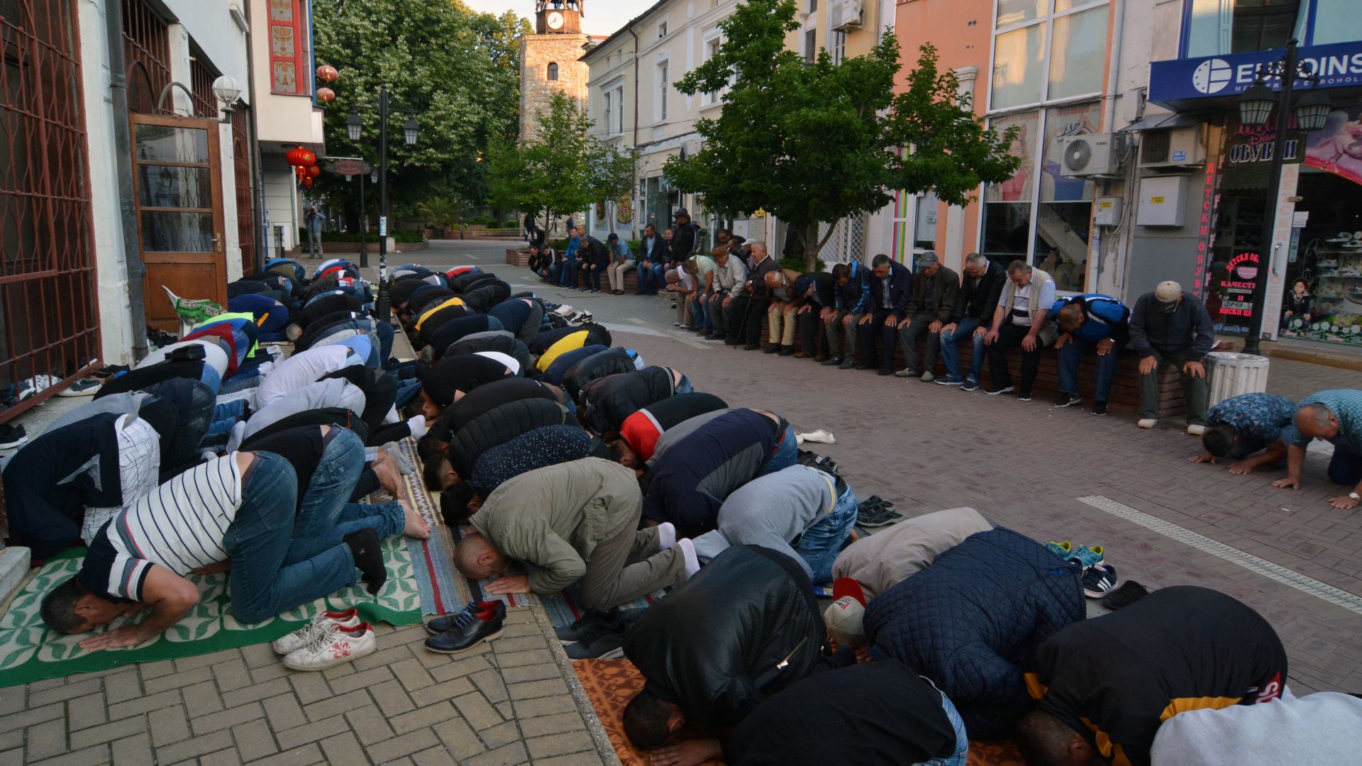 Мюсюлманите по света честват празника Айд ал Фитр Рамазан байрам