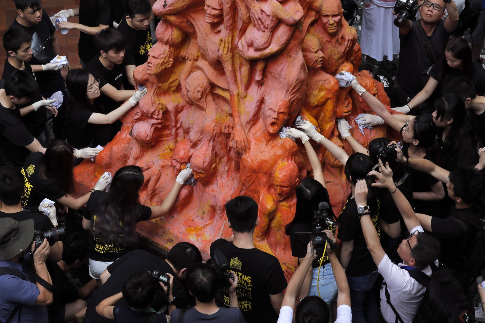 Студенти в Хонг Конг почистват статуята "Стълб на срама", издигната в памет на загиналите в репресиите на площад "Тянанмън" през 1989 г.