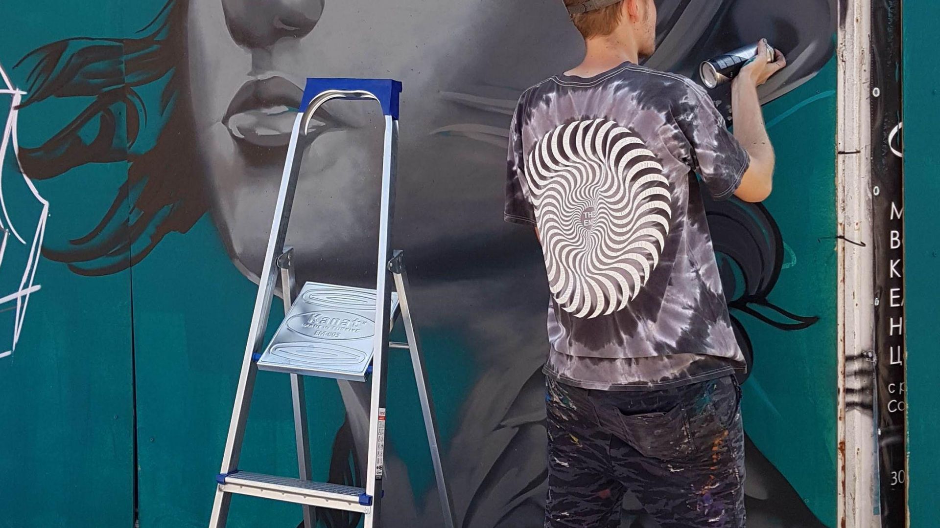Международни стрийт артисти рисуват графити на специално поставени за целта